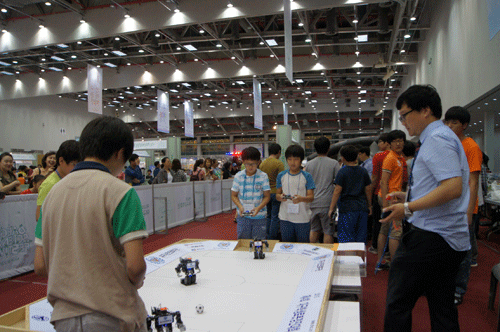 로봇경진대회에서 참가한 학생들이 열심히 축구경기를 펼치고 있다.