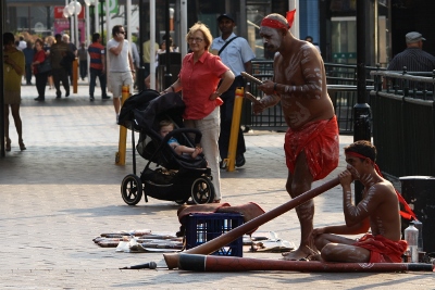 시드니 미항을 찾은 관광객에게 호주 원주민 특유의 악기인 디지리두(Didgeridoo)라는 악기를 불며 관광객의 시선을 끌고 있다.