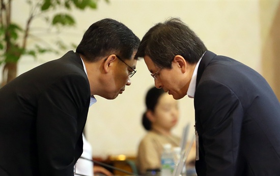 2013년 7월 23일, 황교안 당시 법무부 장관(오른쪽)과 곽상도 민정수석이 청와대에서 열린 국무회의에 앞서 이야기를 나누고 있다. 