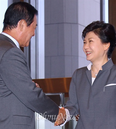 강창희 국회의장 영접받는 박근혜 대통령 박근혜 대통령이 16일 오후 서울 여의도 국회를 방문해 강창희 국회의장의 영접을 받고 있다. 박 대통령은 국회의장단과 여야 대표 및 원내대표가 참석한 가운데 해외순방 귀국보고 후 국회 사랑재에서 여야 대표와 3자회담을 갖는다.