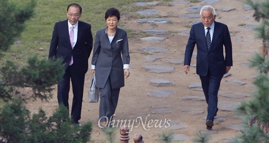 박근혜 대통령과 황우여 새누리당 대표, 김한길 민주당 대표가 지난 16일 오후 국회 사랑재에서 3자회담을 마친 뒤 나란히 회담장을 나서고 있다.