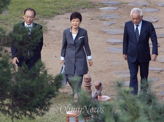 박근혜 대통령과 황우여 새누리당 대표, 김한길 민주당 대표가 9월 16일 오후 국회 사랑재에서 3자회담을 마친 뒤 나란히 회담장을 나서고 있다.