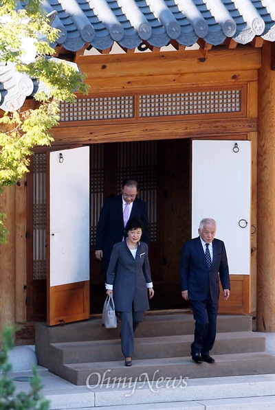 박근혜 대통령과 황우여 새누리당 대표, 김한길 민주당 대표가 16일 오후 국회 사랑재에서 3자회담을 마친 뒤 나란히 회담장을 나서고 있다.