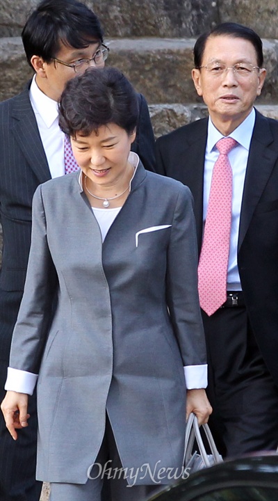 박근혜 대통령이 지난 16일 오후 여야 대표와 3자회담을 마친뒤 김기춘 비서실장 등과 함께 국회 사랑재를 나서고 있다. 