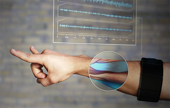 탈믹 랩스에서 개발한 모션인식 입력장치인 'MYO'. 팔에 착용하는 웨어러블 기기로 근육에서 발생하는 전기 신호를 분석해 팔동작만으로 컴퓨터, 게임기 등을 조작할 수 있다. 현재 149달러(약 16만 원)에 예약 주문을 받고 있다.