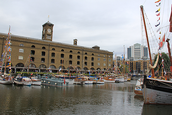 '템즈 페스티벌' 퍼레이드에 참여한 여러 배들이 닻을 내리고 쉬고 있다.