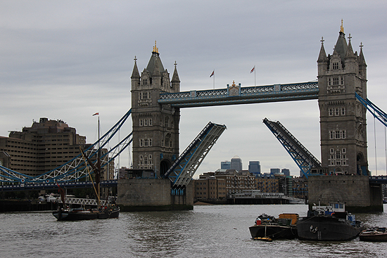 '템즈 페스티벌' 행사에 참석하는 돛단배를 위해 다리를 들어올리는 런던 타워브릿지.