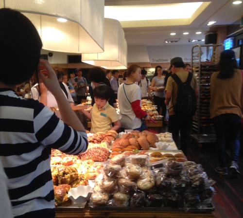 대전의 성심당은 '튀김 소보로'와 '판타롱 부추빵'으로 유명한 빵집이다.