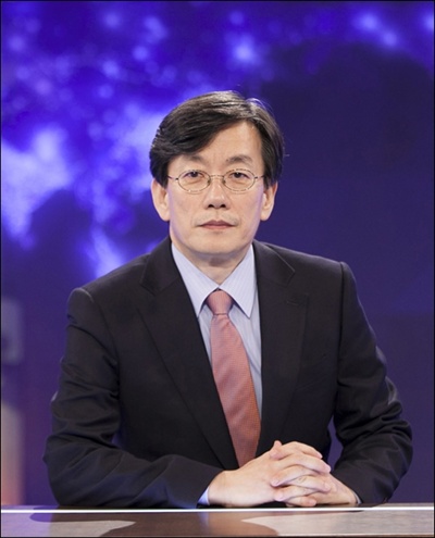  손석희 JTBC 보도부문 사장이 16일부터 < JTBC 뉴스 9 >의 진행자로 나섰다. 이날 <뉴스 9>의 시청률은 2.1%(닐슨코리아 전국 유료가구 기준)를 기록했으며, 분당 최고 시청률은 3%였다. 