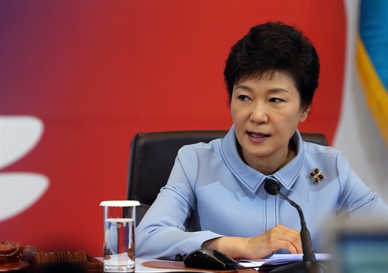 박근혜 대통령이 17일 오전 청와대에서 열린 국무회의에서 여야 대표 회담 결과에 대해 단호한 표정으로 발언하고 있다.