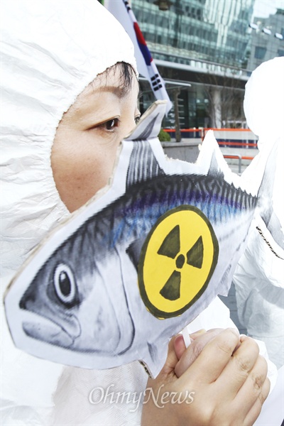 지난 9월 17일 오전 서울 종로구 일본대사관 앞에서 환경단체 회원들이 수산물 수입금지조치 관련해 WTO제소를 검토하는 일본정부 항의 기자회견을 열고 있는 모습.