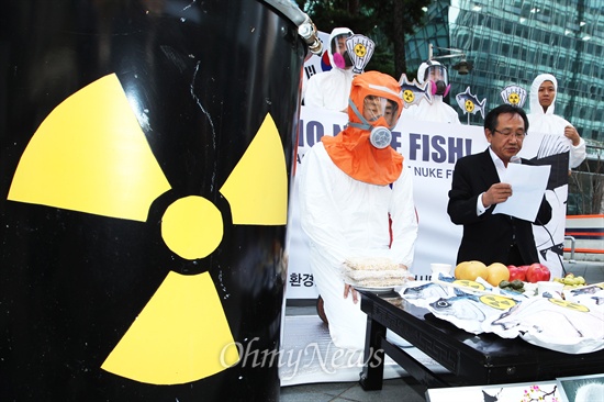 지난해 9월 17일 오전 서울 종로구 일본대사관 앞에서 환경단체 회원들이 수산물 수입금지조치 관련해 WTO제소를 검토하는 일본정부 항의 기자회견을 열었다. 