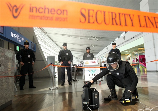G20 정상회의를 열흘 앞둔 지난 2010년 11월 1일, 영종도 인천국제공항에서 인천공항공사 폭발물처리반 대원들이 X-ray를 이용한 장비로 가방 안의 폭발물을 살펴보는 장면을 시연하고 있다.