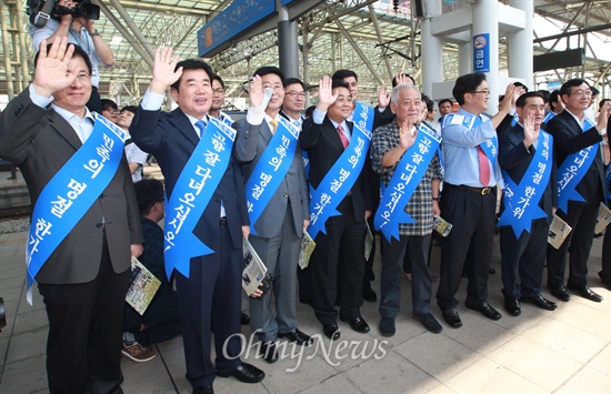 민주당 귀성인사 "고향 잘 다녀오십시오" 