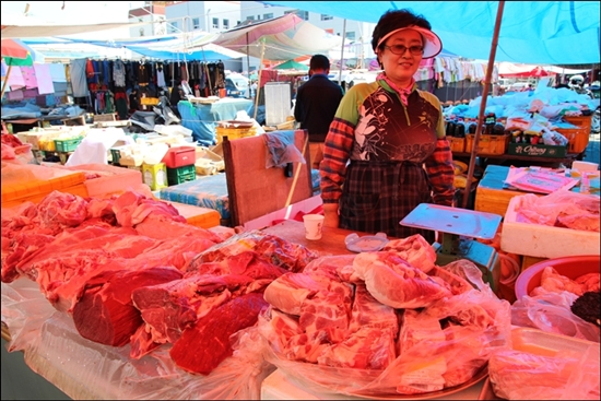 육고기를 파는 아주머니는 고기를 많이 팔았다며 환한 미소를 짓습니다. 
