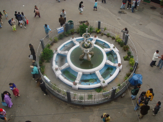 다르질링 시내의 중심 초우라스타 광장의 분수대. (2010년 6월 사진)