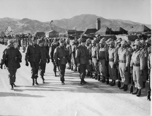  아이젠하워 미 대통령 당선자가 취임에 앞서 한국전선에서 미군들을 시찰하고 있다(52. 12.).