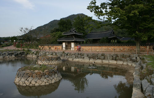 도래마을 양벽정. 연못과 어우러져 한층 멋스럽다.