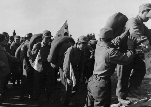 남과 북을 마다하고 끝내 중립국으로 가는 북한군 포로들(1954. 1. 20.).