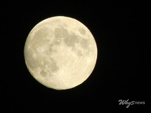  9월 19일 저녁에 떠오른 크고 밝은 추석 보름달
