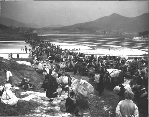 강추위 속에 끝없이 이어진 1.4 후퇴 피난행렬, 피난민들이 봇짐을 지고 서울 남쪽으로 내려가고 있다(1951. 1.).