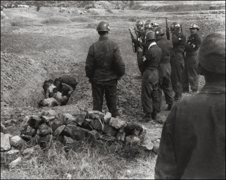 한국전쟁 중 부역혐의자들이 군인들의 인솔로 '골(골짜기)'로 끌려와 처형되고 있다(대구 근교(1951. 4.). 