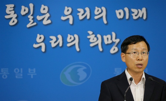 김의도 통일부 대변인이 21일 정부서울청사에서 북한이 이산가족 상봉 행사를 일방적으로 연기한다고 발표한 데 대해 강한 유감을 표시하면서 이산가족 상봉에 조속히 응해 나올 것을 촉구하고 있다.