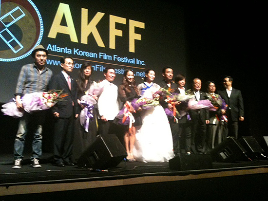 AKFF 개막식에서 감독상(Director’s Award)을 받은 김지운 감독 