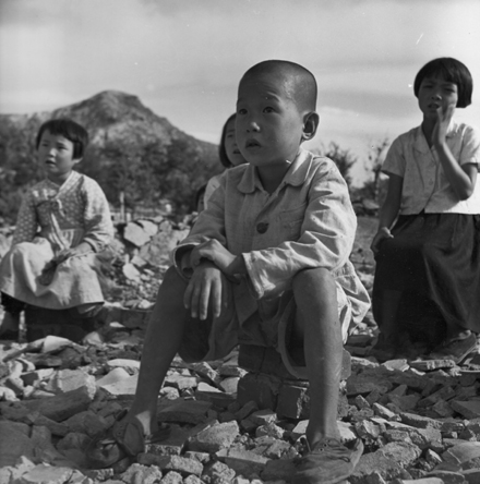 교실이 불타버린 빈 터에서 수업을 받는 어린이들(서울 은평, 1950. 10.)