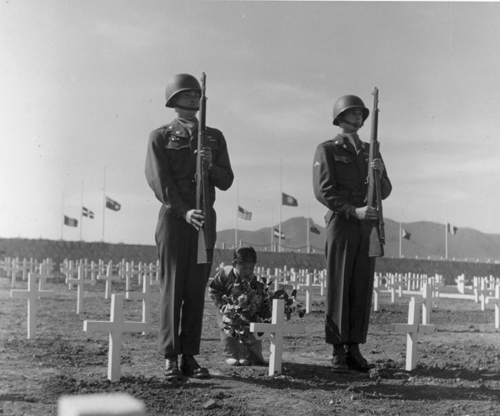 유엔군 묘지에 한국의 한 소녀가 헌화하고 있다(부산, 1951. 4. 9.).