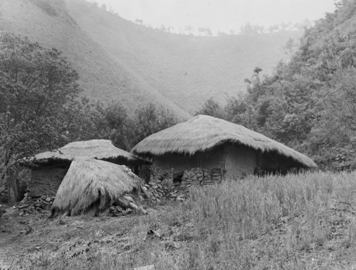 한국전쟁 무렵의 한국 산골마을 한 초가집