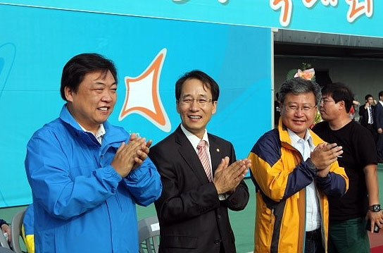 9월 15일에 열린 화성시민체육대회에서 오일용 예비후보가 채인석 화성시장과 이원욱(민주통합당, 화성을)국회의원과 함께 박수를 치고 있다. 