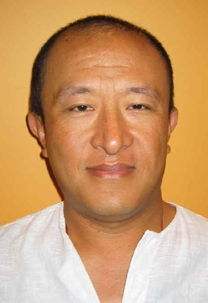  부탄의 승려 감독 키엔체 노르부. 19세기의 고명한 성인이자 위대한 종교적 지도자였던 '잠양 키엔체 링포체'의 환생자이기도 하다. 