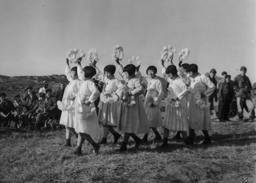 한국의 소녀들이 미군 방문 환영의 뜻으로 춤을 춰 보이고 있다(1953. 12.23.).