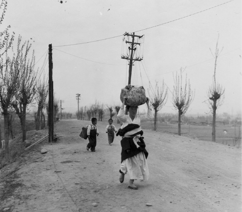 한 가족의 고단한 피난 길(춘천, 1951. 4.)