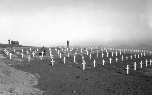 임시로 마련한 미 해병대 전사자 묘지(함흥, 1950. 12. 13.).