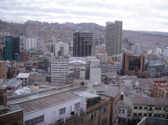 라파스 도심의 현대식 빌딩들(2011년 6월 사진).