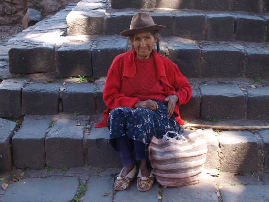계단에서 쉬고있는 원주민 할머니(2011년 6월 사진).