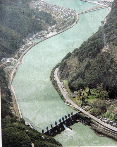 댐 철거 공사를 시작하기 전인 2010년 3월 댐 상류 모습  