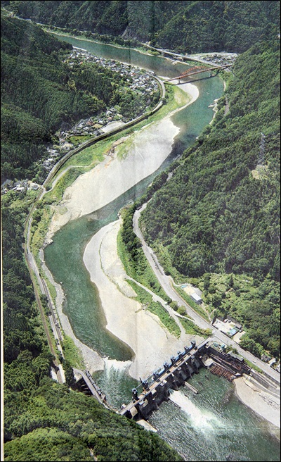 댐 수문 일부가 철거된 이후 아라세댐 상류모습, 지난 2013년 8월 21일 (지난 1일자 熊本日日新聞에 실린 댐 철거공사 1년 보도사진)   