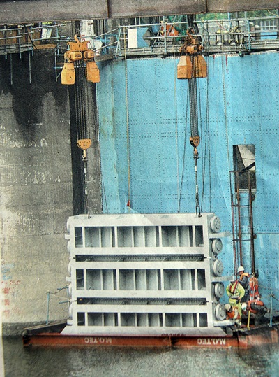 댐 상류측에 수위 저하 시설을 설치하고 있다. 지난 5월 10일(지난 1일자 熊本日日新聞 보도사진)