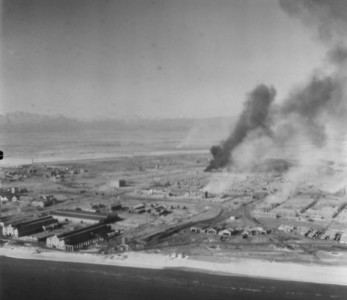 폭격으로 불타고 있는 공장지대(흥남, 1950. 12. 24.).