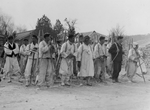 지게부대 노무자들이 일감을 기다리고 있다(1951. 2. 4.).