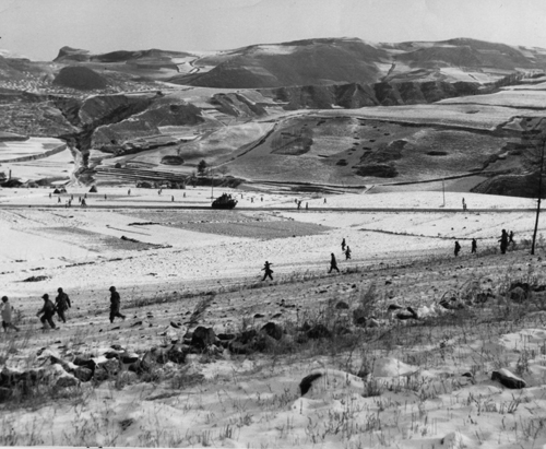 미 7사단 장병들이 국경지대인 압록강까지 진격하고 있다(1950. 11. 21.).