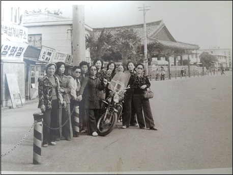 우리 할머니(왼쪽에서 네번째), 1960~70년대에 친구분들과 찍은 사진