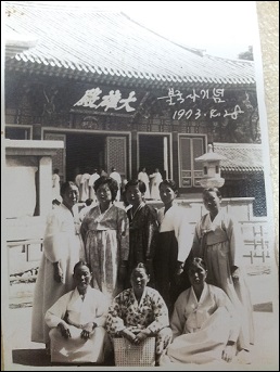 우리할머니(뒷줄 왼쪽 세번째), 1973년도에 증조할머니 친구분들과 함께 찍은 사진