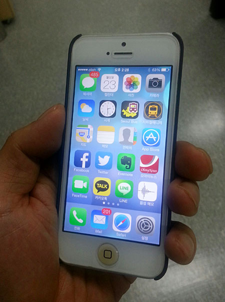 애플 새 모바일 운영체제인 iOS7으로 업데이트한 아이폰5