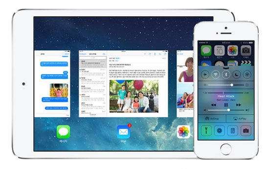 iOS7이 적용된 아이패드의 멀티태스킹 화면(왼쪽)과 아이폰 '제어 센터'