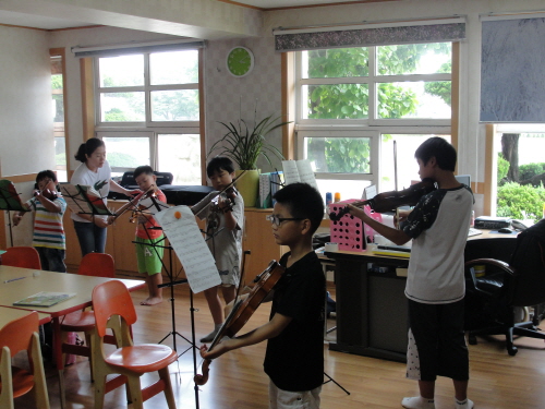악기에 '악'자도 모르는 아이들이 바이올린을 켜다니요! 꼭 음악가가 꿈이 아니더라도 어렸을 때 악기를 다룬 아이들은 어른이 돼 큰 자신이 될 것입니다. 