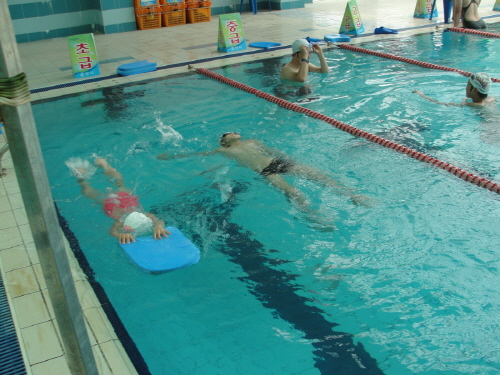 지극히 아이들 생존기술습득을 위해 수영강습시간을 마련했다는 오봉초. 이것 또한 아이들이 커서 든든한 자산이 되겠죠.